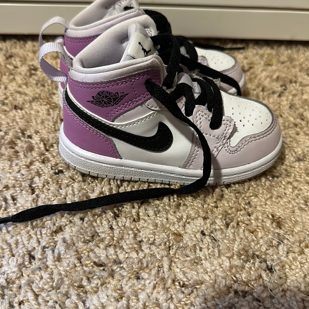 6C Purple, Lavender, black and white Great Condition